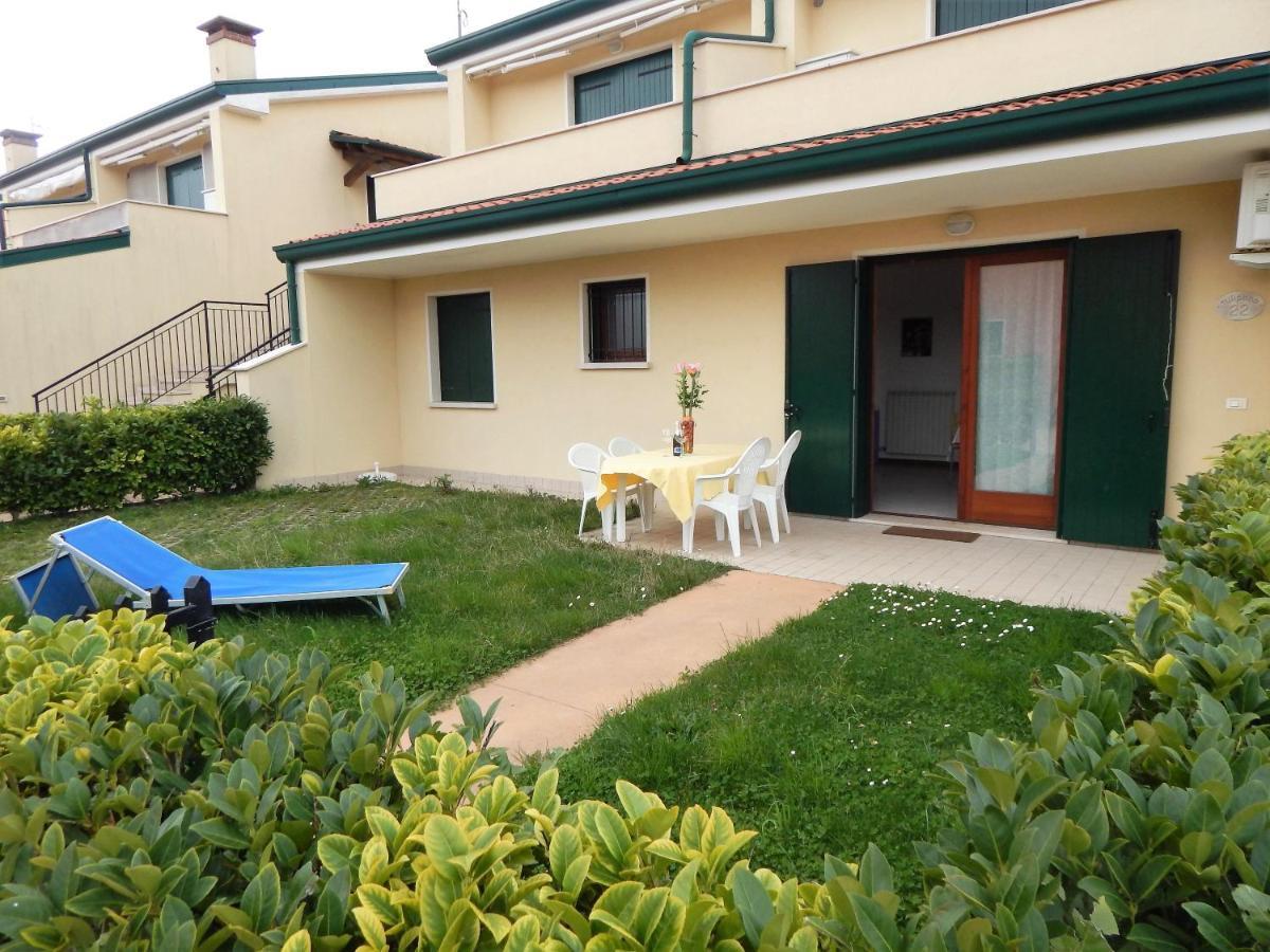 Hotel Apartments Villaggio Dei Fiori 4 Stars Luxury - Great Family Resort - Pet Friendly - With Hypermarket - Delivery Restaurant-Pizzeria - Room Breakfast With Supplement - Ultra Fast Wi-Fi - Play Area For Children - Olympic Swimming Pool - Parking Caorle Bagian luar foto