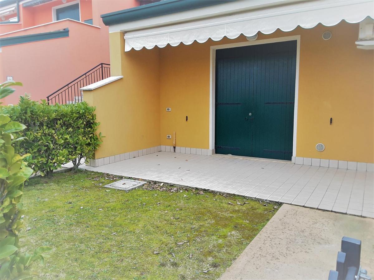 Hotel Apartments Villaggio Dei Fiori 4 Stars Luxury - Great Family Resort - Pet Friendly - With Hypermarket - Delivery Restaurant-Pizzeria - Room Breakfast With Supplement - Ultra Fast Wi-Fi - Play Area For Children - Olympic Swimming Pool - Parking Caorle Bagian luar foto