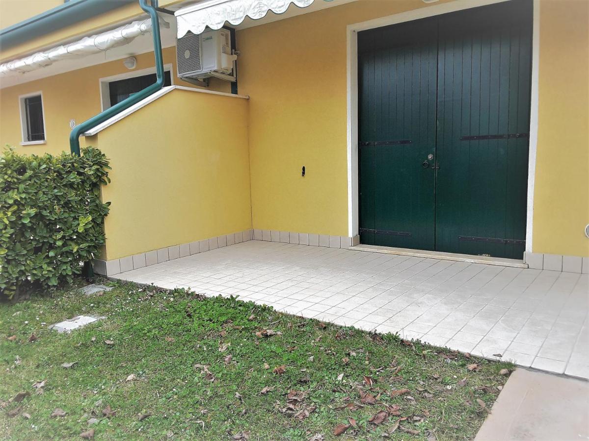 Hotel Apartments Villaggio Dei Fiori 4 Stars Luxury - Great Family Resort - Pet Friendly - With Hypermarket - Delivery Restaurant-Pizzeria - Room Breakfast With Supplement - Ultra Fast Wi-Fi - Play Area For Children - Olympic Swimming Pool - Parking Caorle Bagian luar foto