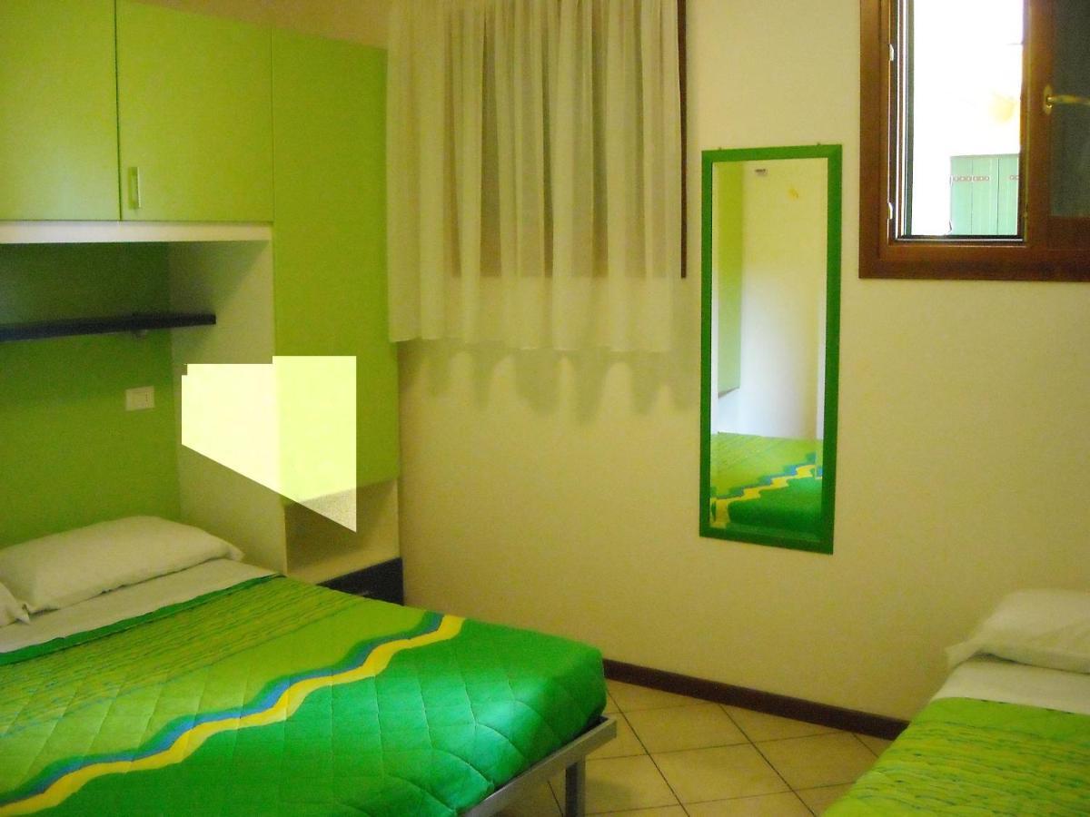 Hotel Apartments Villaggio Dei Fiori 4 Stars Luxury - Great Family Resort - Pet Friendly - With Hypermarket - Delivery Restaurant-Pizzeria - Room Breakfast With Supplement - Ultra Fast Wi-Fi - Play Area For Children - Olympic Swimming Pool - Parking Caorle Bagian luar foto