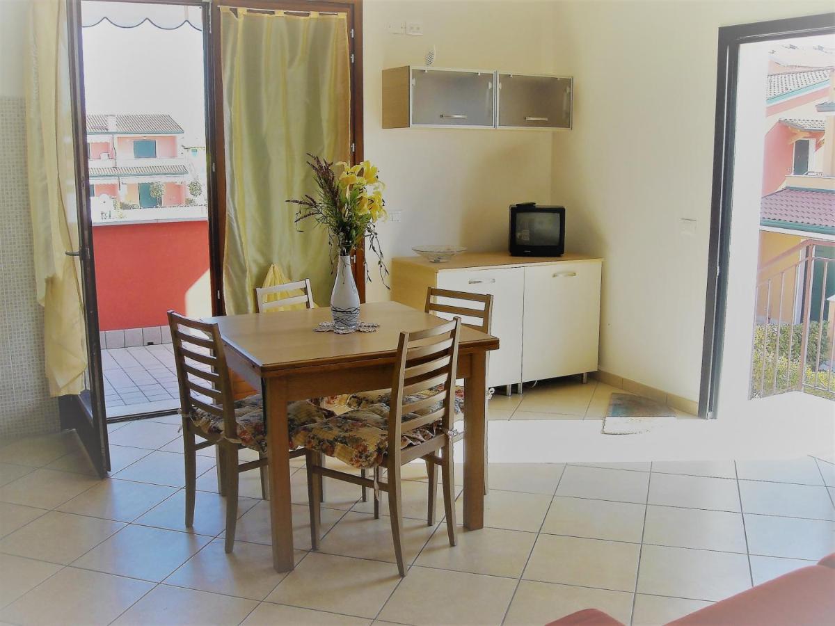 Hotel Apartments Villaggio Dei Fiori 4 Stars Luxury - Great Family Resort - Pet Friendly - With Hypermarket - Delivery Restaurant-Pizzeria - Room Breakfast With Supplement - Ultra Fast Wi-Fi - Play Area For Children - Olympic Swimming Pool - Parking Caorle Bagian luar foto