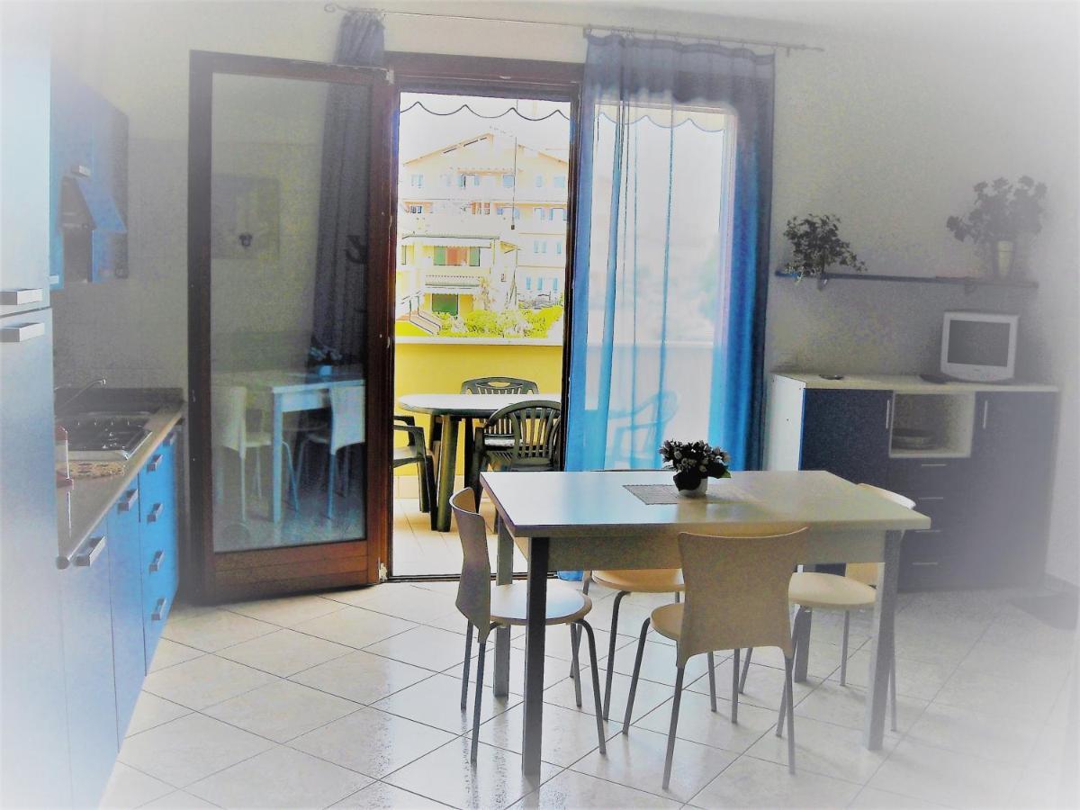 Hotel Apartments Villaggio Dei Fiori 4 Stars Luxury - Great Family Resort - Pet Friendly - With Hypermarket - Delivery Restaurant-Pizzeria - Room Breakfast With Supplement - Ultra Fast Wi-Fi - Play Area For Children - Olympic Swimming Pool - Parking Caorle Bagian luar foto