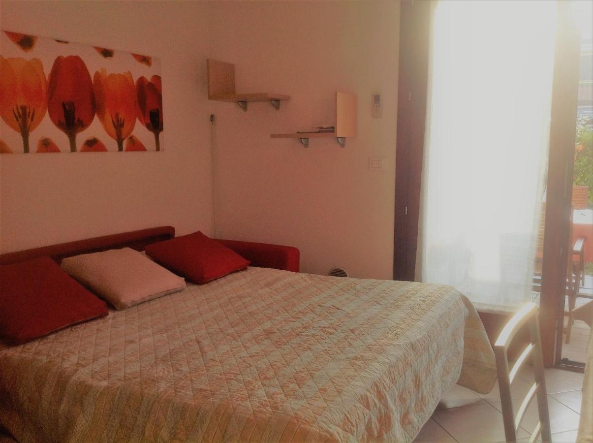 Hotel Apartments Villaggio Dei Fiori 4 Stars Luxury - Great Family Resort - Pet Friendly - With Hypermarket - Delivery Restaurant-Pizzeria - Room Breakfast With Supplement - Ultra Fast Wi-Fi - Play Area For Children - Olympic Swimming Pool - Parking Caorle Bagian luar foto