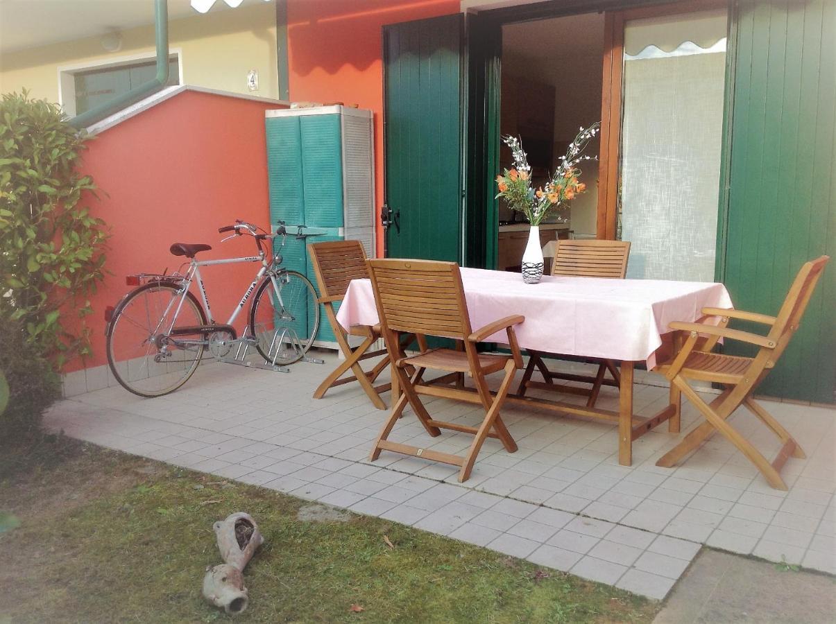 Hotel Apartments Villaggio Dei Fiori 4 Stars Luxury - Great Family Resort - Pet Friendly - With Hypermarket - Delivery Restaurant-Pizzeria - Room Breakfast With Supplement - Ultra Fast Wi-Fi - Play Area For Children - Olympic Swimming Pool - Parking Caorle Bagian luar foto