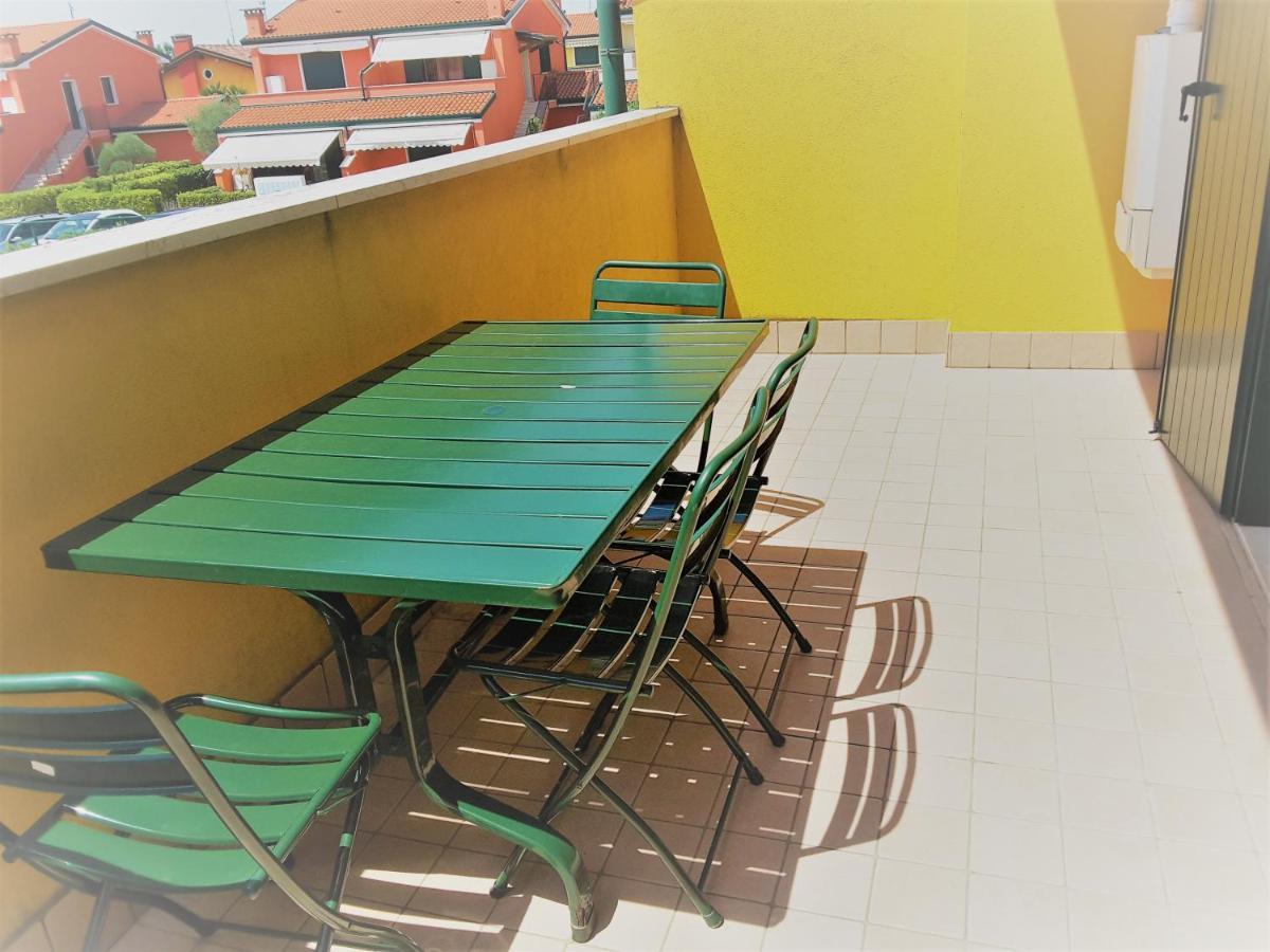Hotel Apartments Villaggio Dei Fiori 4 Stars Luxury - Great Family Resort - Pet Friendly - With Hypermarket - Delivery Restaurant-Pizzeria - Room Breakfast With Supplement - Ultra Fast Wi-Fi - Play Area For Children - Olympic Swimming Pool - Parking Caorle Bagian luar foto