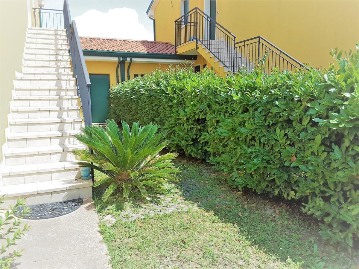Hotel Apartments Villaggio Dei Fiori 4 Stars Luxury - Great Family Resort - Pet Friendly - With Hypermarket - Delivery Restaurant-Pizzeria - Room Breakfast With Supplement - Ultra Fast Wi-Fi - Play Area For Children - Olympic Swimming Pool - Parking Caorle Bagian luar foto