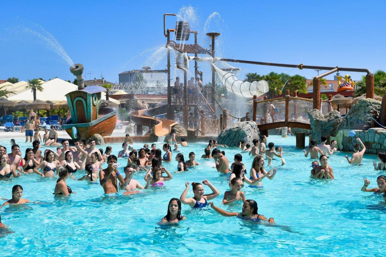 Hotel Apartments Villaggio Dei Fiori 4 Stars Luxury - Great Family Resort - Pet Friendly - With Hypermarket - Delivery Restaurant-Pizzeria - Room Breakfast With Supplement - Ultra Fast Wi-Fi - Play Area For Children - Olympic Swimming Pool - Parking Caorle Bagian luar foto