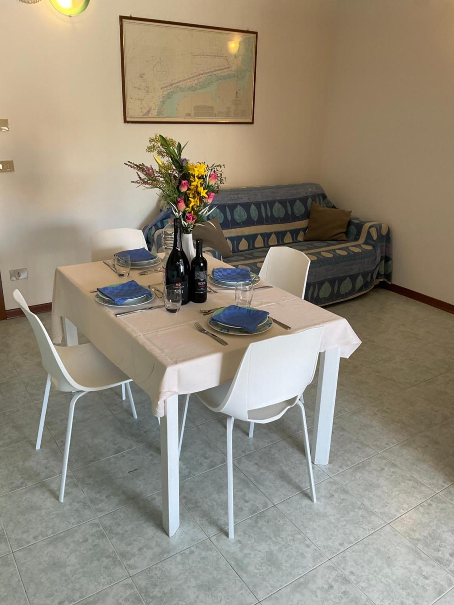 Hotel Apartments Villaggio Dei Fiori 4 Stars Luxury - Great Family Resort - Pet Friendly - With Hypermarket - Delivery Restaurant-Pizzeria - Room Breakfast With Supplement - Ultra Fast Wi-Fi - Play Area For Children - Olympic Swimming Pool - Parking Caorle Bagian luar foto