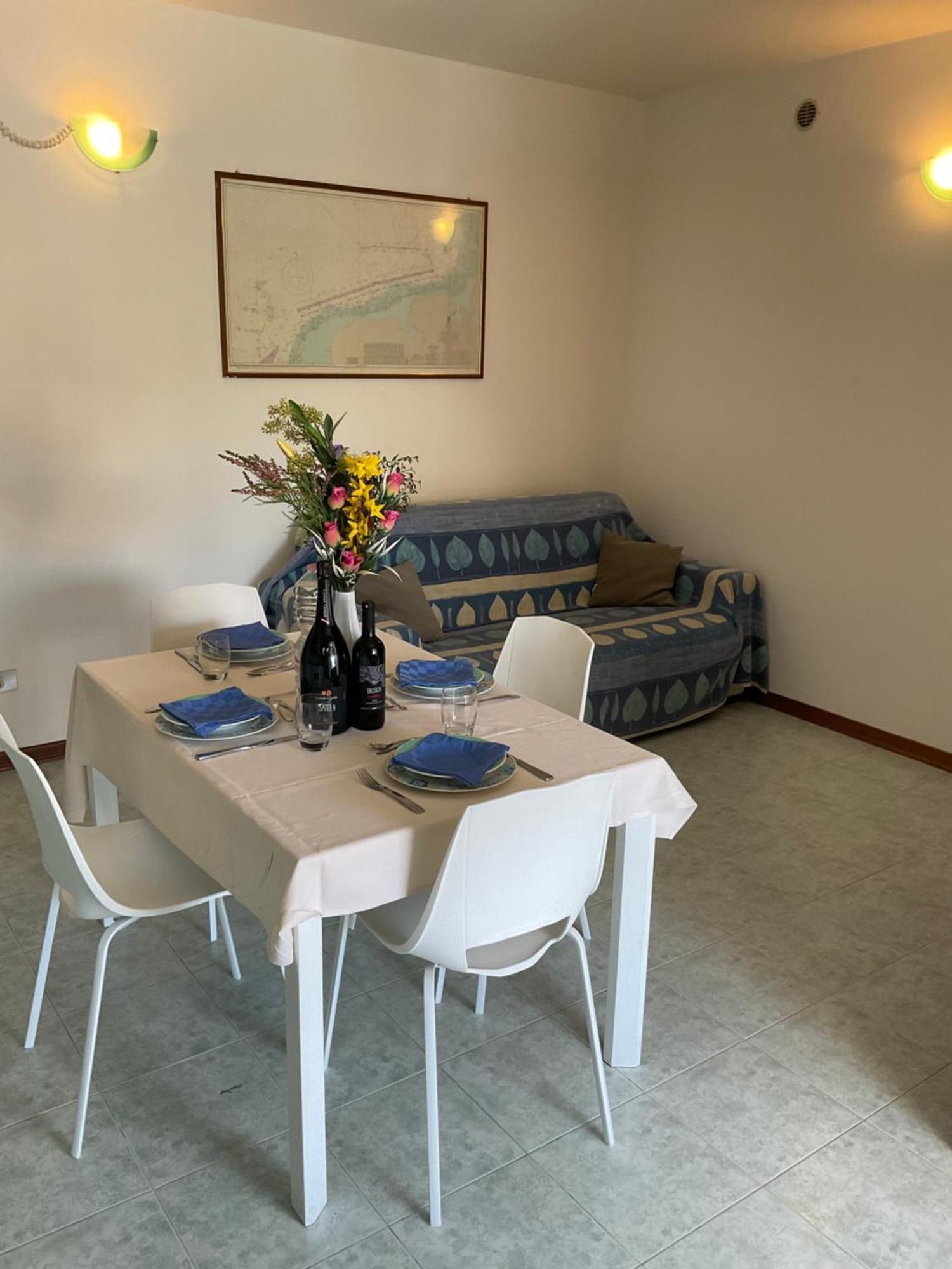 Hotel Apartments Villaggio Dei Fiori 4 Stars Luxury - Great Family Resort - Pet Friendly - With Hypermarket - Delivery Restaurant-Pizzeria - Room Breakfast With Supplement - Ultra Fast Wi-Fi - Play Area For Children - Olympic Swimming Pool - Parking Caorle Bagian luar foto