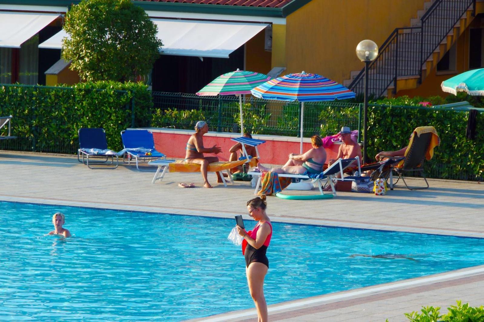 Hotel Apartments Villaggio Dei Fiori 4 Stars Luxury - Great Family Resort - Pet Friendly - With Hypermarket - Delivery Restaurant-Pizzeria - Room Breakfast With Supplement - Ultra Fast Wi-Fi - Play Area For Children - Olympic Swimming Pool - Parking Caorle Bagian luar foto