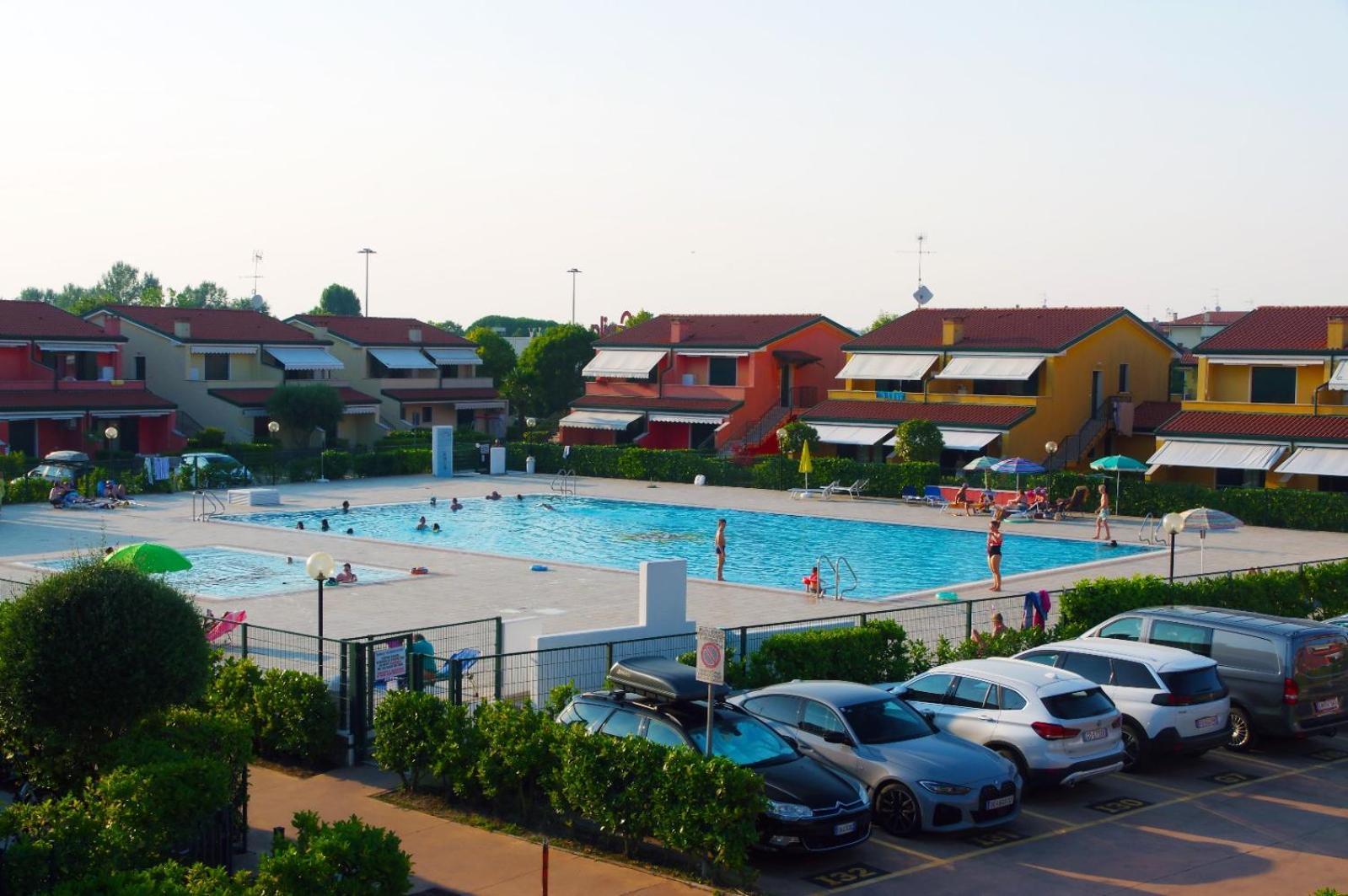 Hotel Apartments Villaggio Dei Fiori 4 Stars Luxury - Great Family Resort - Pet Friendly - With Hypermarket - Delivery Restaurant-Pizzeria - Room Breakfast With Supplement - Ultra Fast Wi-Fi - Play Area For Children - Olympic Swimming Pool - Parking Caorle Bagian luar foto