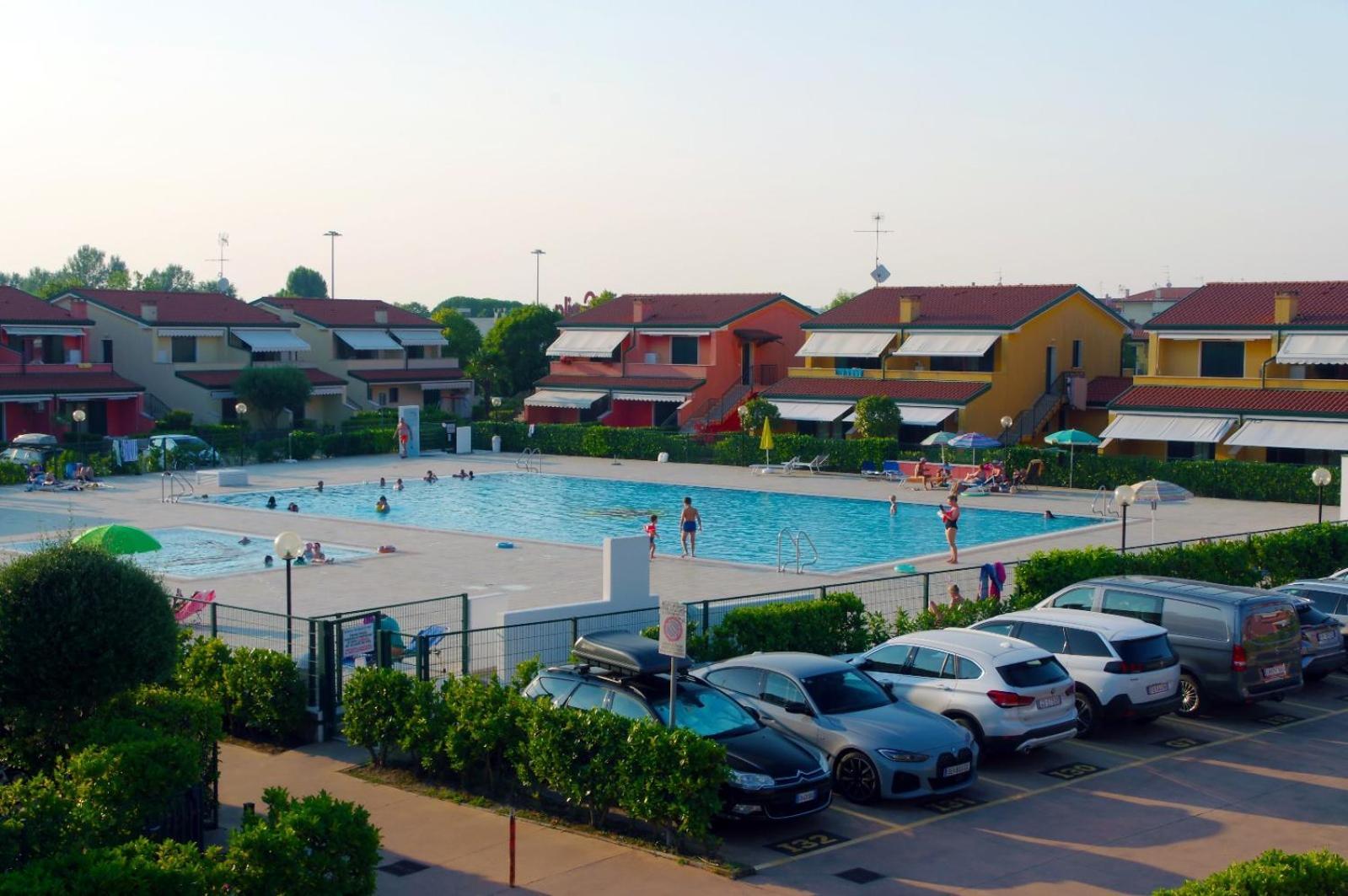 Hotel Apartments Villaggio Dei Fiori 4 Stars Luxury - Great Family Resort - Pet Friendly - With Hypermarket - Delivery Restaurant-Pizzeria - Room Breakfast With Supplement - Ultra Fast Wi-Fi - Play Area For Children - Olympic Swimming Pool - Parking Caorle Bagian luar foto