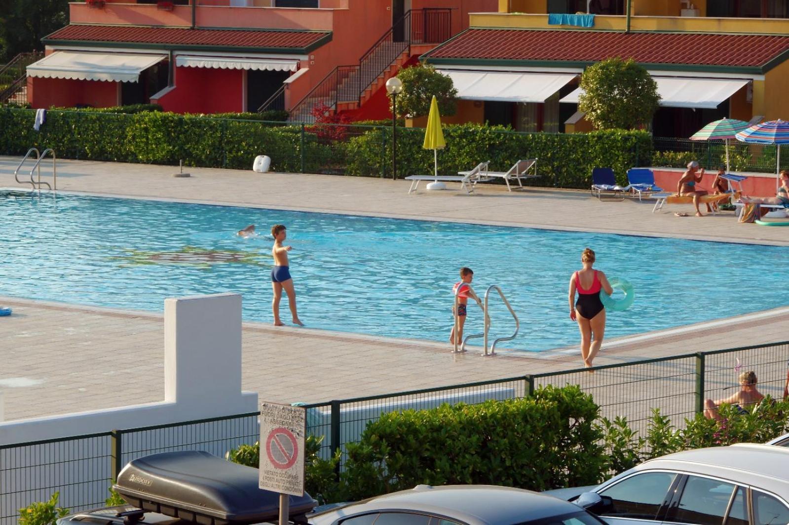 Hotel Apartments Villaggio Dei Fiori 4 Stars Luxury - Great Family Resort - Pet Friendly - With Hypermarket - Delivery Restaurant-Pizzeria - Room Breakfast With Supplement - Ultra Fast Wi-Fi - Play Area For Children - Olympic Swimming Pool - Parking Caorle Bagian luar foto