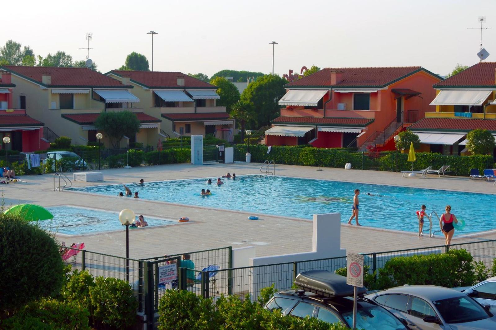 Hotel Apartments Villaggio Dei Fiori 4 Stars Luxury - Great Family Resort - Pet Friendly - With Hypermarket - Delivery Restaurant-Pizzeria - Room Breakfast With Supplement - Ultra Fast Wi-Fi - Play Area For Children - Olympic Swimming Pool - Parking Caorle Bagian luar foto