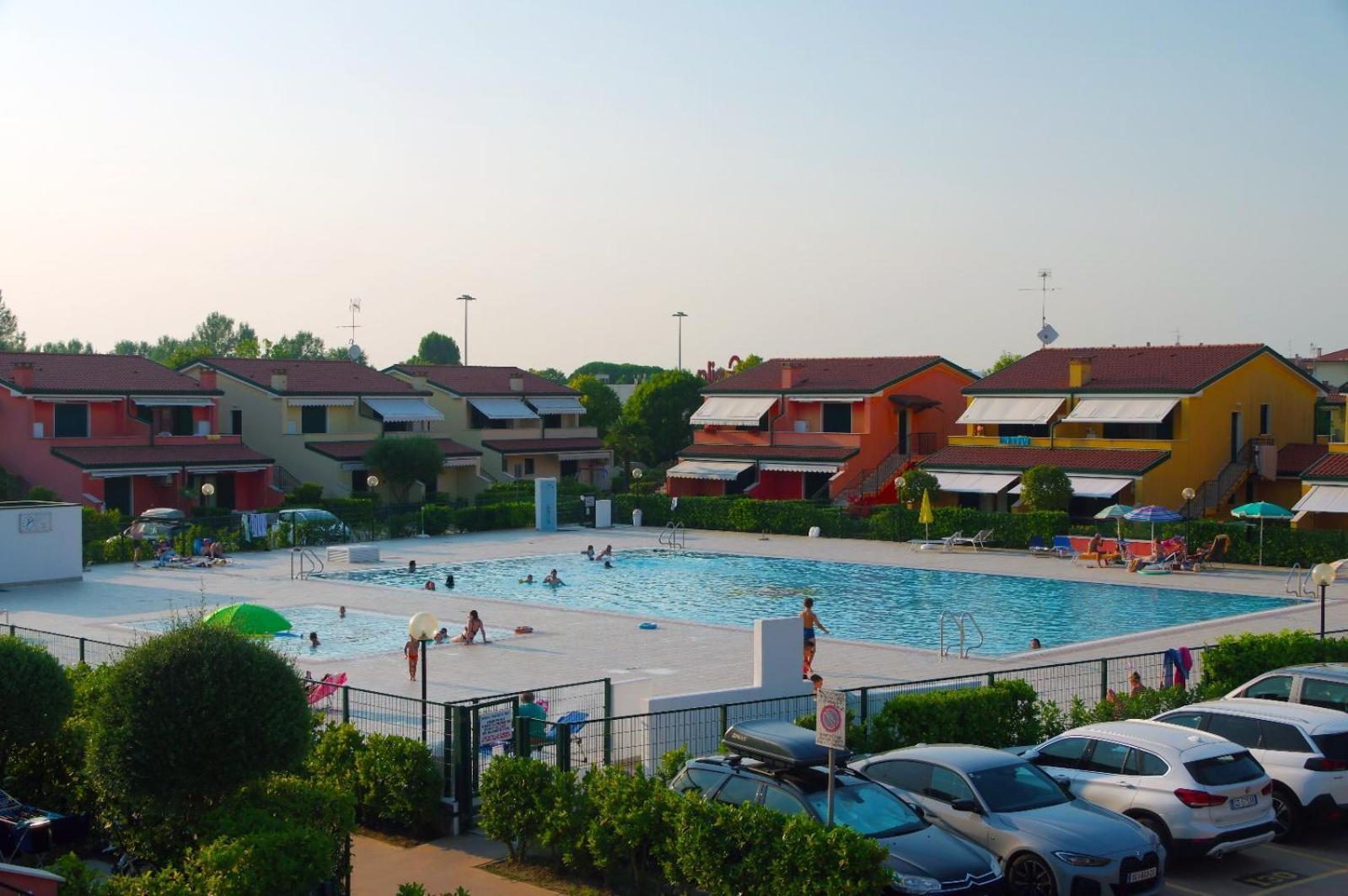 Hotel Apartments Villaggio Dei Fiori 4 Stars Luxury - Great Family Resort - Pet Friendly - With Hypermarket - Delivery Restaurant-Pizzeria - Room Breakfast With Supplement - Ultra Fast Wi-Fi - Play Area For Children - Olympic Swimming Pool - Parking Caorle Bagian luar foto