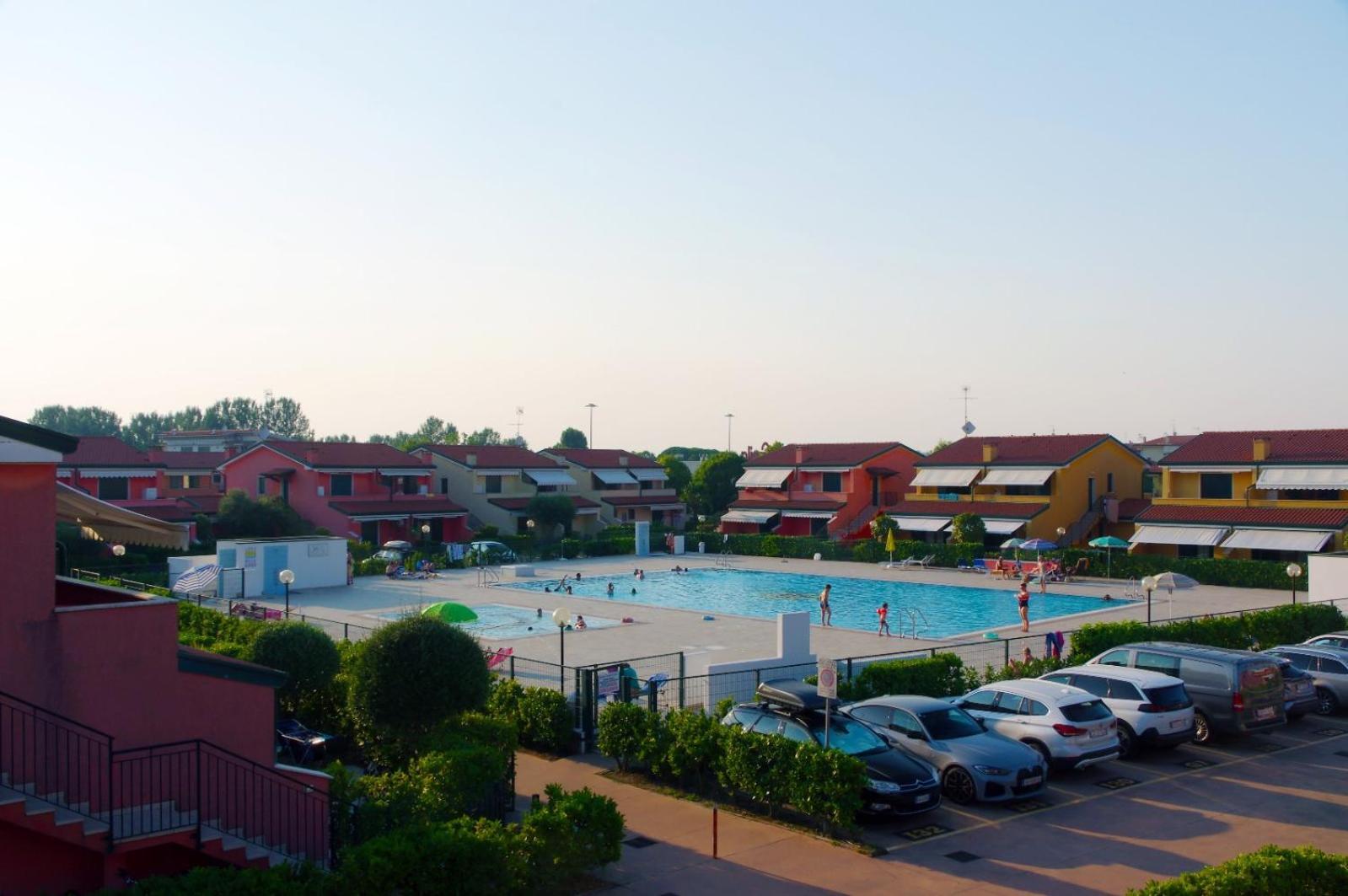 Hotel Apartments Villaggio Dei Fiori 4 Stars Luxury - Great Family Resort - Pet Friendly - With Hypermarket - Delivery Restaurant-Pizzeria - Room Breakfast With Supplement - Ultra Fast Wi-Fi - Play Area For Children - Olympic Swimming Pool - Parking Caorle Bagian luar foto