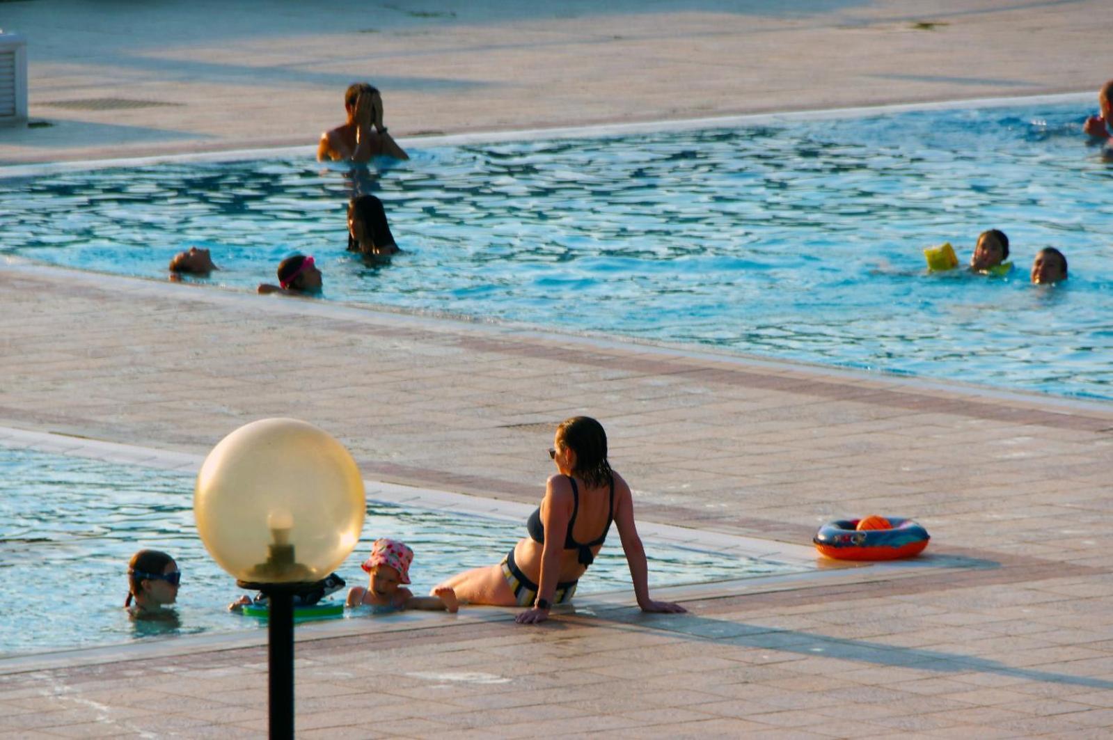 Hotel Apartments Villaggio Dei Fiori 4 Stars Luxury - Great Family Resort - Pet Friendly - With Hypermarket - Delivery Restaurant-Pizzeria - Room Breakfast With Supplement - Ultra Fast Wi-Fi - Play Area For Children - Olympic Swimming Pool - Parking Caorle Bagian luar foto