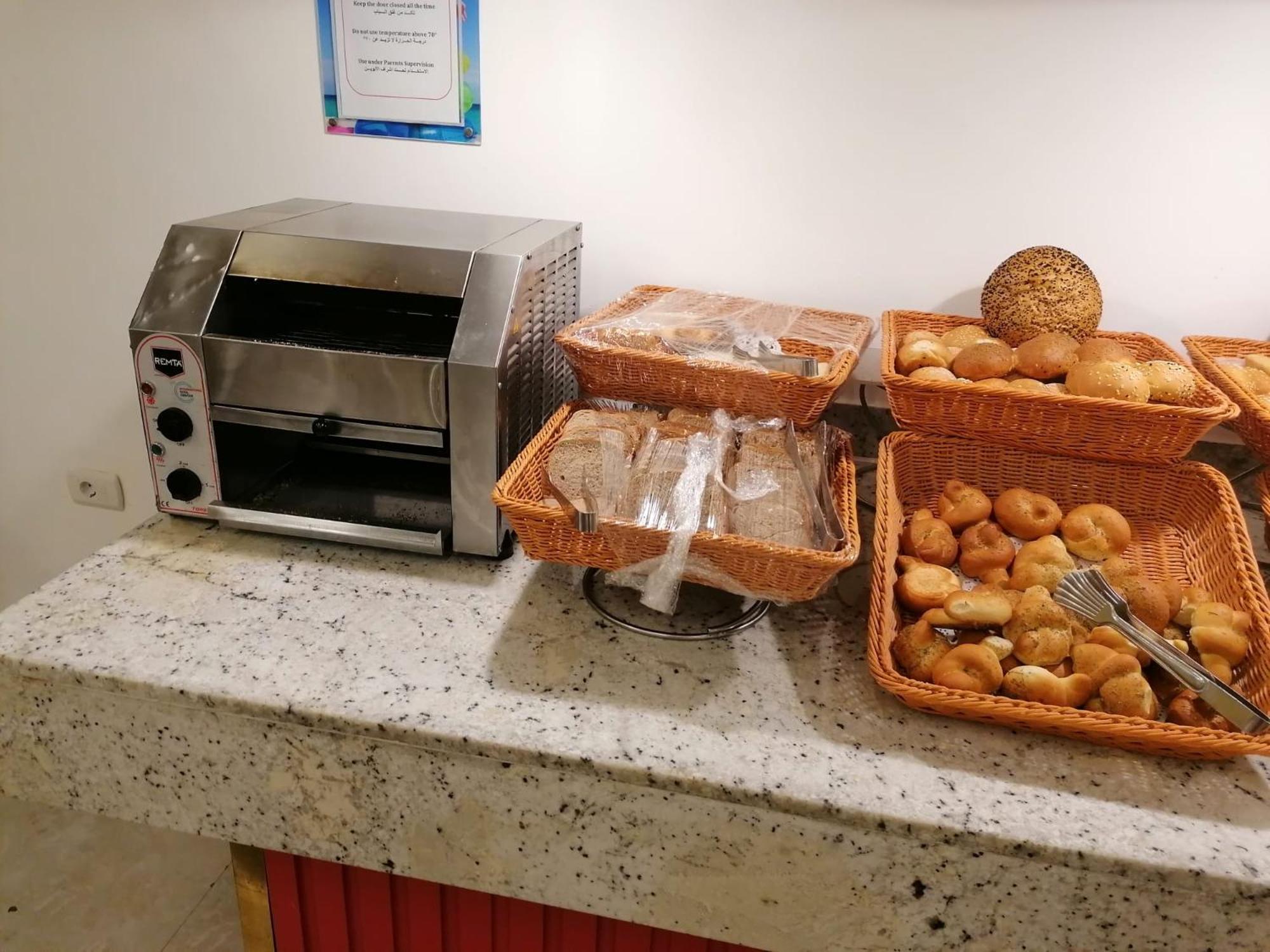 Hotel Apartments Villaggio Dei Fiori 4 Stars Luxury - Great Family Resort - Pet Friendly - With Hypermarket - Delivery Restaurant-Pizzeria - Room Breakfast With Supplement - Ultra Fast Wi-Fi - Play Area For Children - Olympic Swimming Pool - Parking Caorle Bagian luar foto