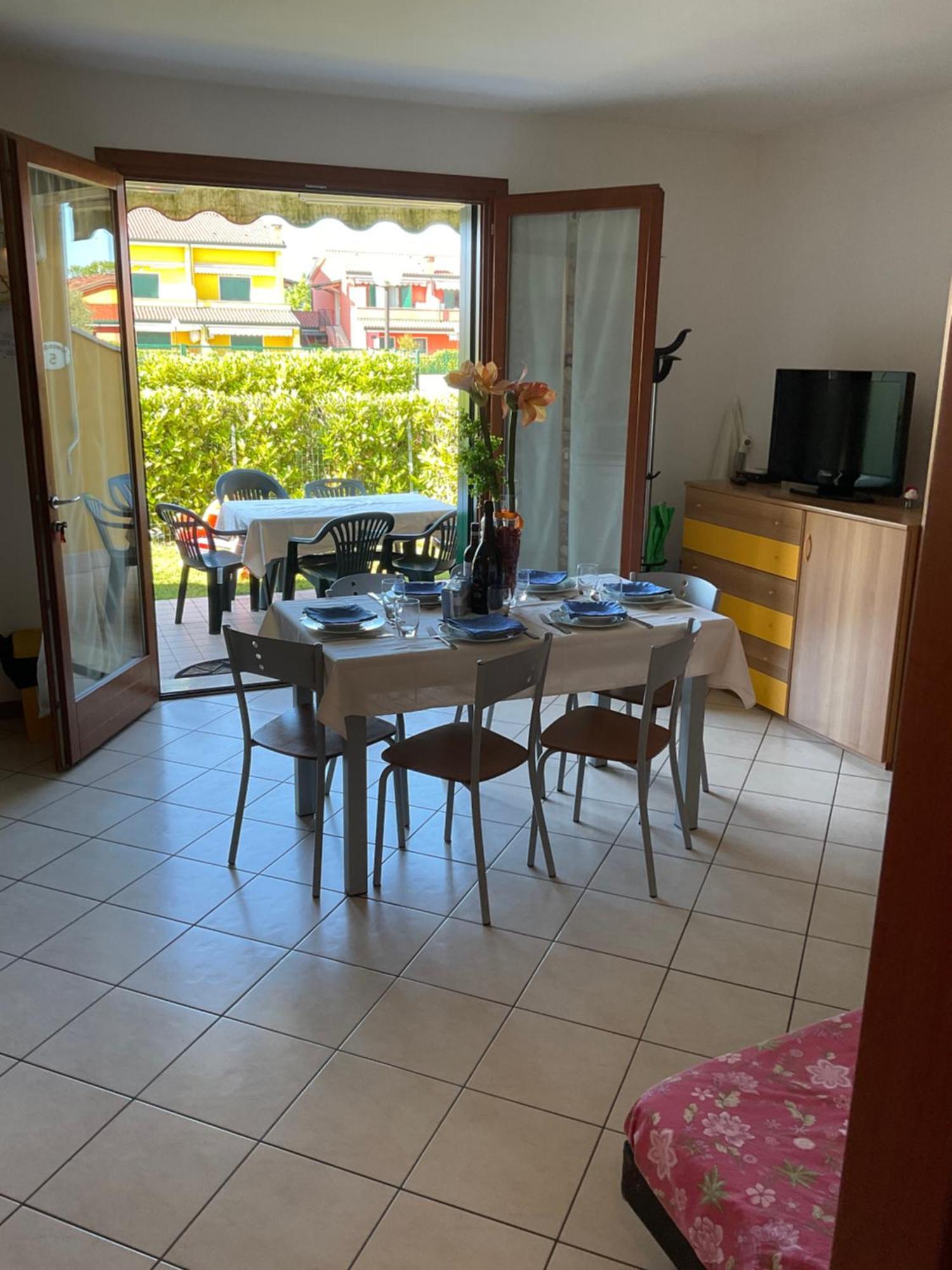 Hotel Apartments Villaggio Dei Fiori 4 Stars Luxury - Great Family Resort - Pet Friendly - With Hypermarket - Delivery Restaurant-Pizzeria - Room Breakfast With Supplement - Ultra Fast Wi-Fi - Play Area For Children - Olympic Swimming Pool - Parking Caorle Bagian luar foto