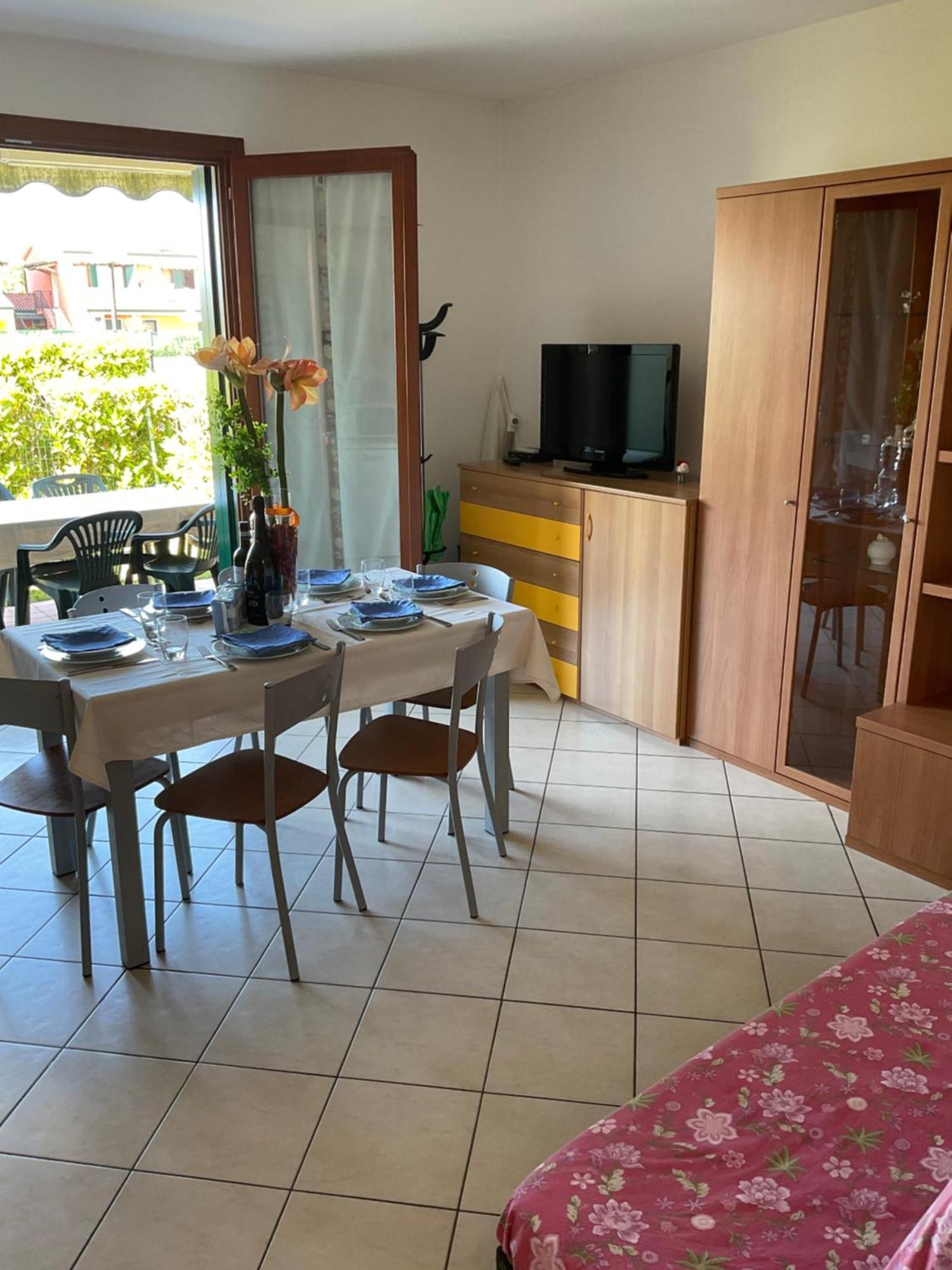 Hotel Apartments Villaggio Dei Fiori 4 Stars Luxury - Great Family Resort - Pet Friendly - With Hypermarket - Delivery Restaurant-Pizzeria - Room Breakfast With Supplement - Ultra Fast Wi-Fi - Play Area For Children - Olympic Swimming Pool - Parking Caorle Bagian luar foto