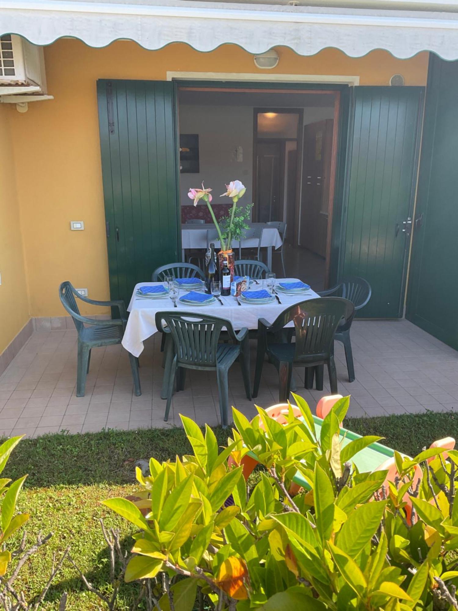 Hotel Apartments Villaggio Dei Fiori 4 Stars Luxury - Great Family Resort - Pet Friendly - With Hypermarket - Delivery Restaurant-Pizzeria - Room Breakfast With Supplement - Ultra Fast Wi-Fi - Play Area For Children - Olympic Swimming Pool - Parking Caorle Bagian luar foto