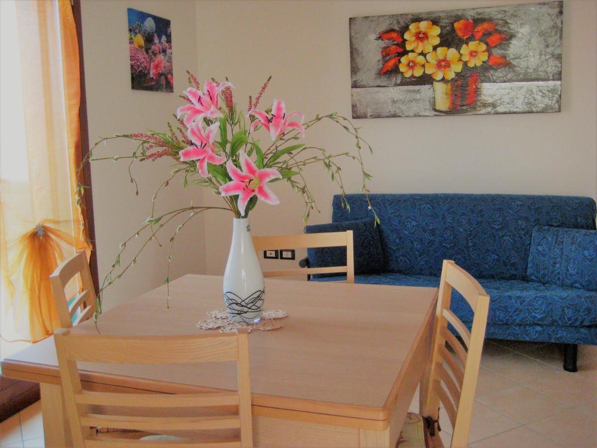 Hotel Apartments Villaggio Dei Fiori 4 Stars Luxury - Great Family Resort - Pet Friendly - With Hypermarket - Delivery Restaurant-Pizzeria - Room Breakfast With Supplement - Ultra Fast Wi-Fi - Play Area For Children - Olympic Swimming Pool - Parking Caorle Bagian luar foto